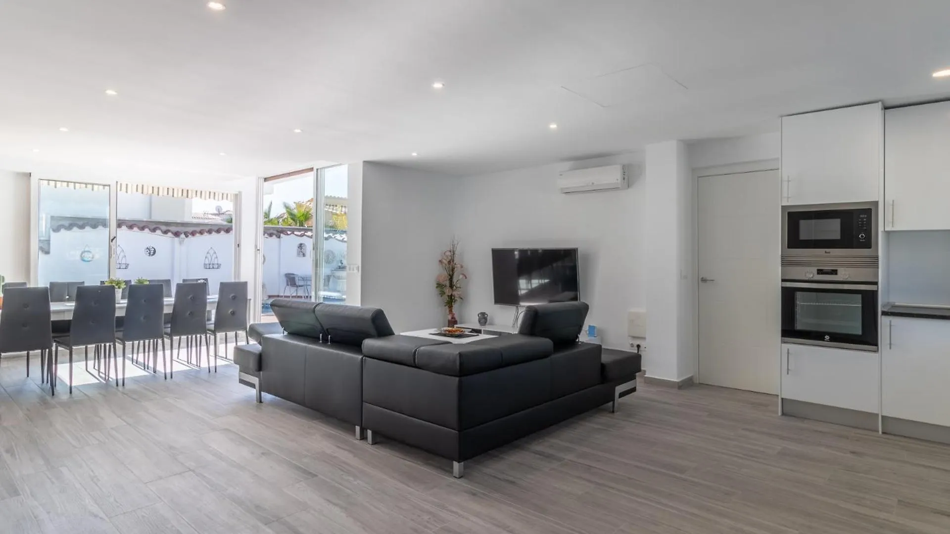 Holiday home Goldhome - Casa 4 Habitaciones, Piscina Privada Climatizada Empuriabrava Spain