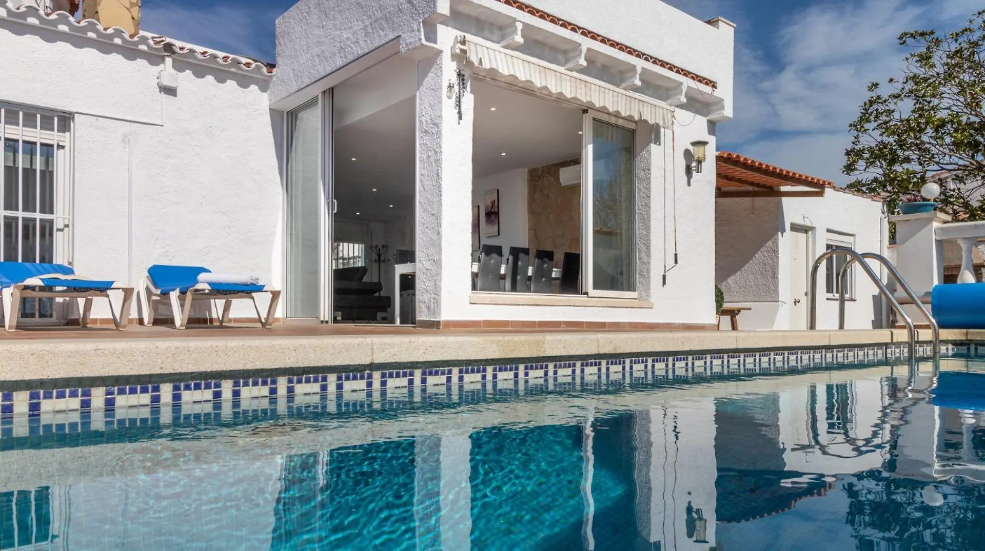 Goldhome - Casa 4 Habitaciones, Piscina Privada Climatizada Empuriabrava 0*,